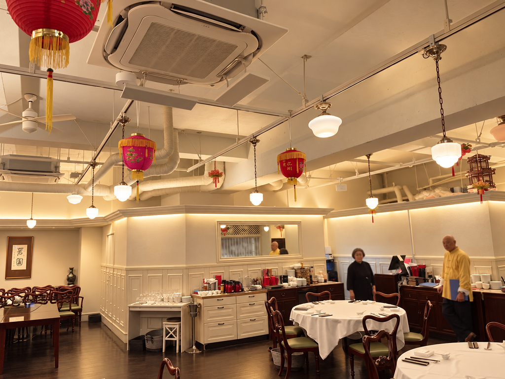 温もり漂う上質な中華料理店の店内